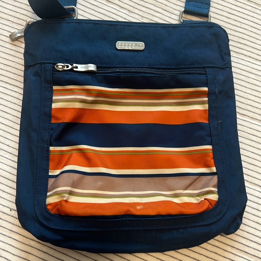 Travel purse with adjustable straps.  💙🧡💙